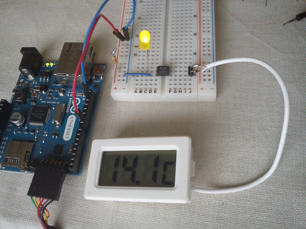 LCD screen driven by photocoupler