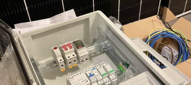 Automatic solar grid island mode switchover box